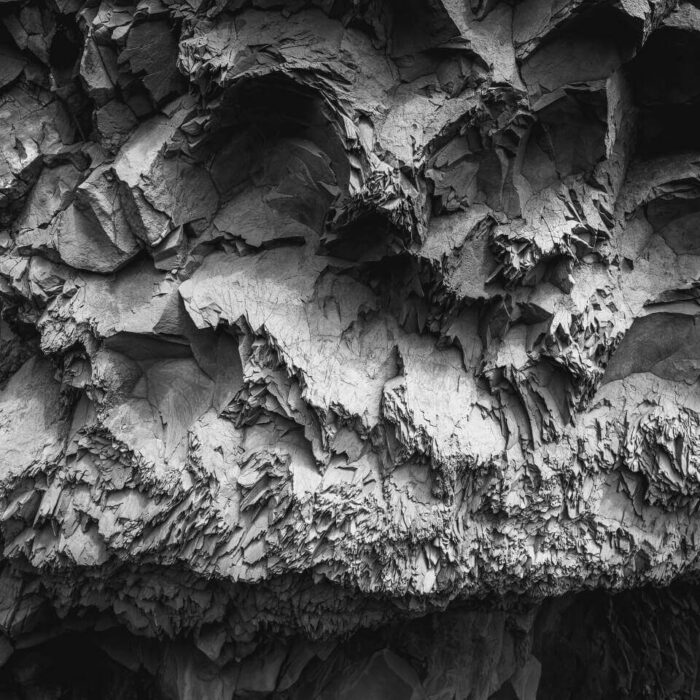 scharfer Felsen mit vielen Kanten in Schwarzweiß